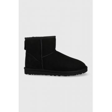 UGG cizme de zăpadă din piele întoarsă Classic Mini barbati, culoarea negru 1002072-BLK